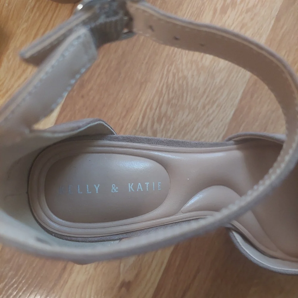 Kelly & Katie Elominie Platform Pump Size 7.5